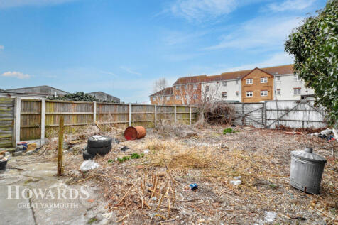 Waveney Road, Great Yarmouth 2 bed terraced house for sale