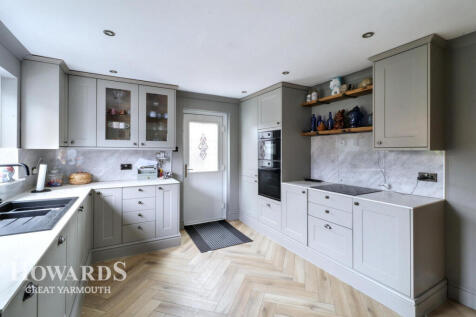 Yarmouth Road, Hemsby 3 bed detached bungalow for sale