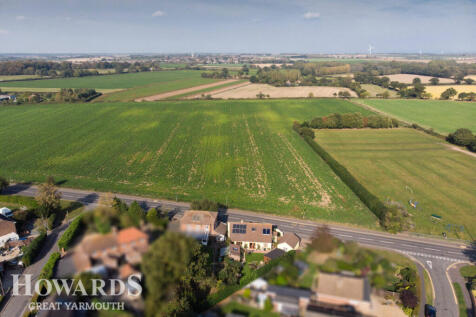 Main Road, Rollesby 4 bed detached bungalow for sale