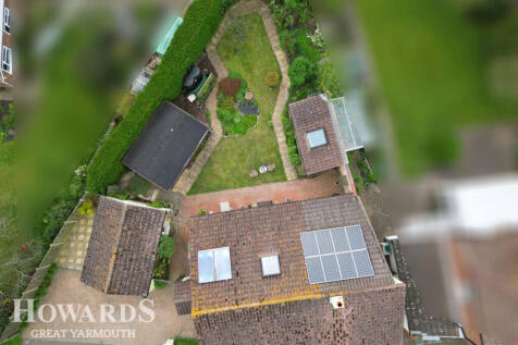 Main Road, Rollesby 4 bed detached bungalow for sale