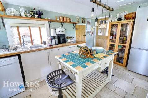 Ipswich Road, Long Stratton 3 bed end of terrace house for sale