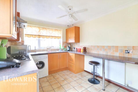 Cotswold Way, Lowestoft 3 bed detached house for sale