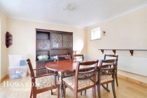 Cotswold Way, Lowestoft 3 bed detached house for sale