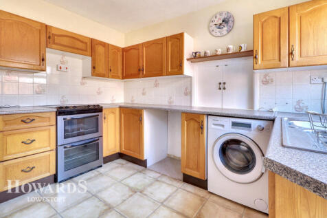 2 bedroom semi-detached bungalow for sale