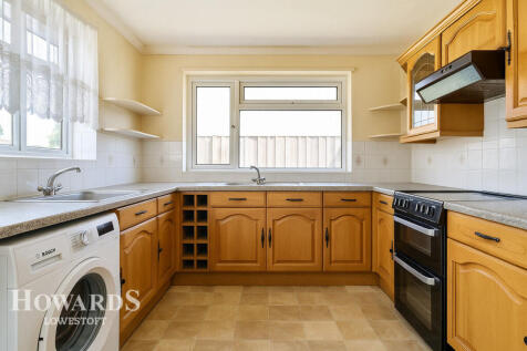 2 bedroom semi-detached bungalow for sale