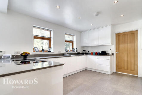 Chestnut Avenue, Oulton Broad 6 bed detached bungalow for sale