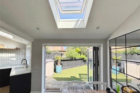 Newton Close, Oxfordshire OX26 4 bed semi