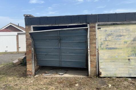 Garage at Ballinghall Close, Bedford... Garage for sale