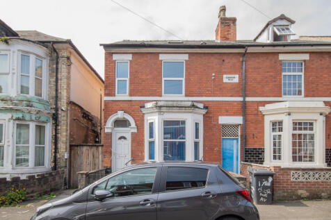 4 bedroom end of terrace house for sale