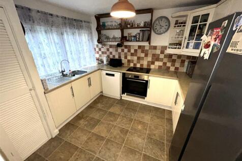 Mead Way, Bromley 3 bed townhouse for sale