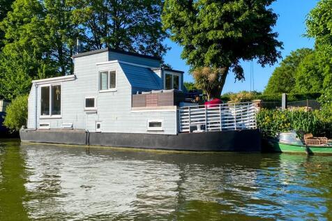 Chertsey Road, Shepperton TW17 3 bed houseboat for sale