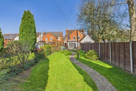 Tweenbrook Avenue, Linden, Gloucester 3 bed semi