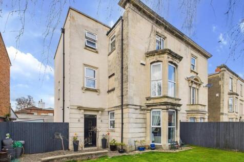 5 Bedroom House with 3 Self Contained... 8 bed house for sale