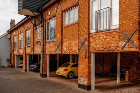 3 bedroom town house for sale