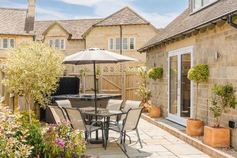 4 bedroom semi-detached house for sale