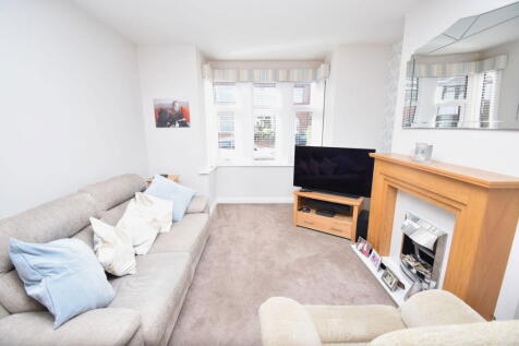 Deirdre Avenue, Widnes, WA8 6PA 3 bed semi