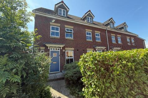 3 bedroom town house for sale