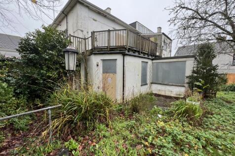 1 Penare Court, Penare Gardens... 2 bed flat for sale