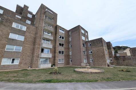32 Cedar Court, Grove Park Road... 1 bed flat for sale