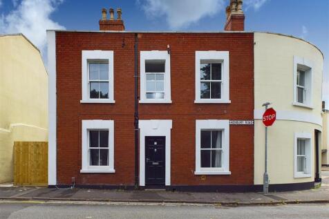3 bedroom flat for sale
