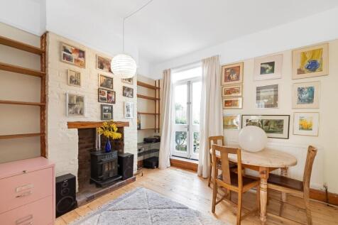 4 bedroom end of terrace house for sale