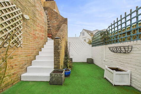Brighton Road, Lancing, BN15 8ET 3 bed flat for sale