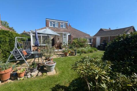 Church Road, Hayling Island PO11 4 bed detached bungalow for sale
