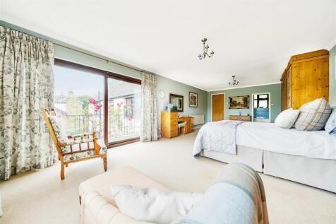 230 Havant Road, Hayling Island PO11 4 bed detached house for sale