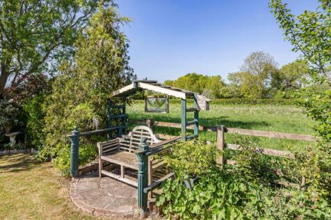 Standish Lane, Moreton Valence GL2 2 bed cottage for sale