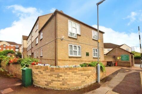 Sycamore Court, Stilemans, Wickford... 1 bed apartment for sale