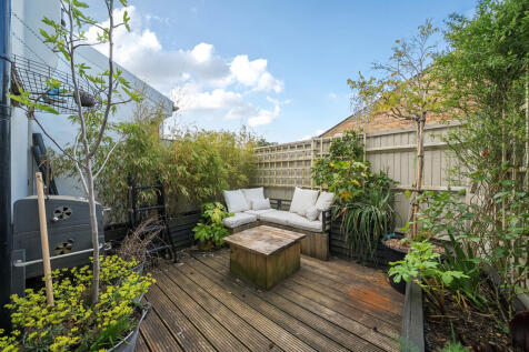Priory Road, Reigate RH2 2 bed maisonette for sale