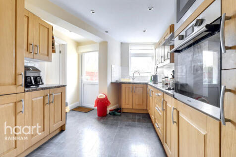 Stanley Road North, Rainham, RM13 8AX 3 bed semi