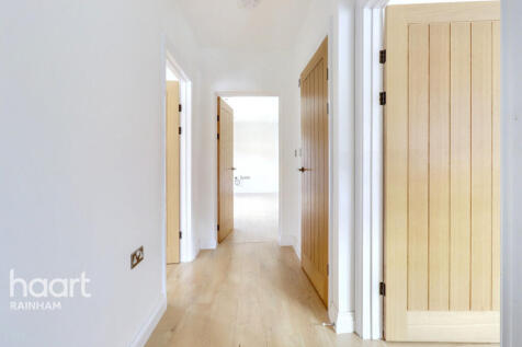 Berwick Pond Close, Rainham, RM13 9QP 2 bed bungalow for sale