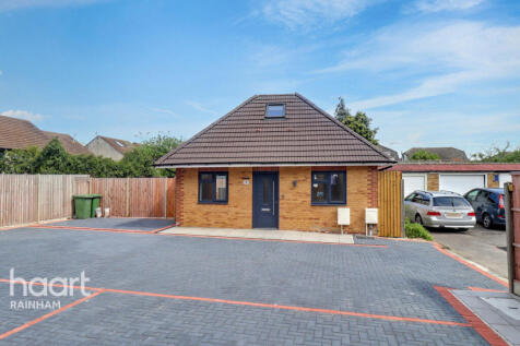 Berwick Pond Close, Rainham, RM13 9QP 2 bed bungalow for sale