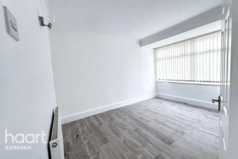 Wilfred Avenue, Rainham, RM13 9TX 3 bed semi