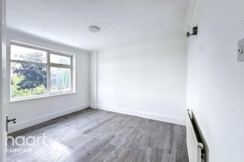 Wilfred Avenue, Rainham, RM13 9TX 3 bed semi