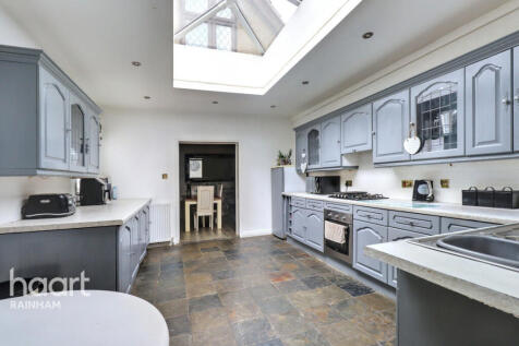 Lambs Lane South, Rainham, RM13 9XH 3 bed detached house for sale