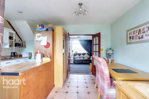 Upminster Road South, Rainham 2 bed terraced house for sale