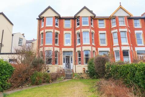 8 bedroom end of terrace house for sale