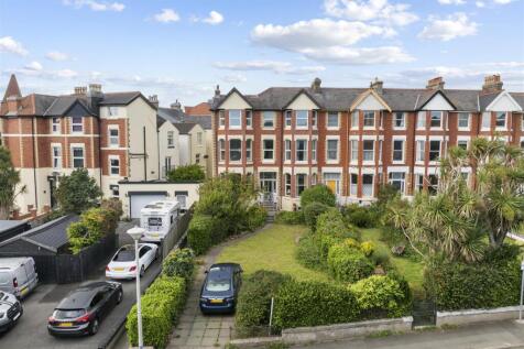 8 bedroom end of terrace house for sale