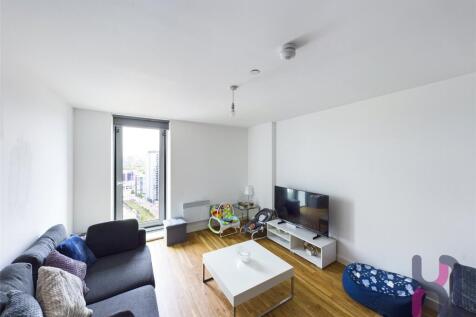 Media City, Michigan Point Tower A... 3 bed flat for sale
