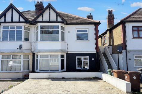 25 Hall Gardens, Chingford, E4 8HR 2 bed flat for sale
