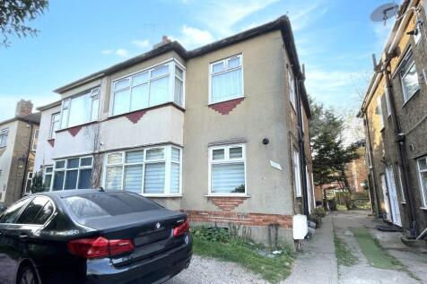 281 Chigwell Road, Woodford Green... 2 bed maisonette for sale