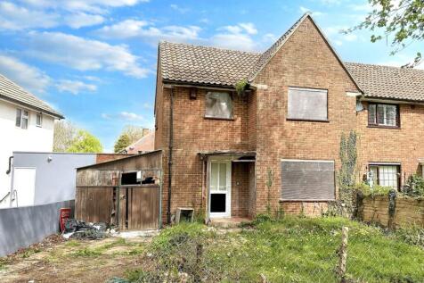 58 Fairchildes Avenue, New Addington... 3 bed semi