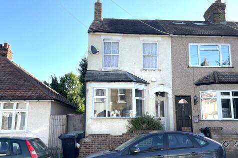 18 Ruskin Avenue, Waltham Abbey, EN9 3BP 3 bed end of terrace house for sale