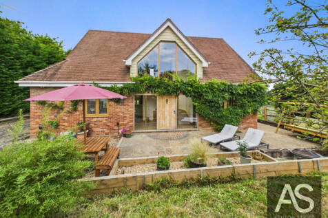 Whatlington Road, Battle, TN33 3 bed equestrian property for sale