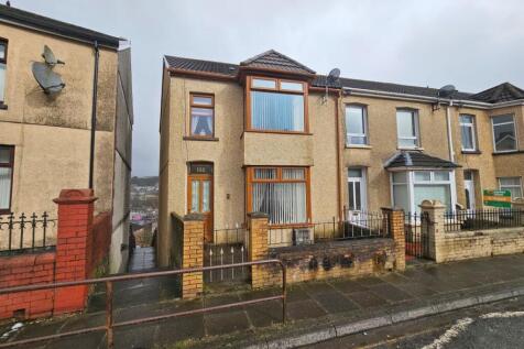 4 bedroom end of terrace house for sale