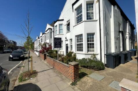 Robinson Road, London SW17 3 bed ground floor flat for sale