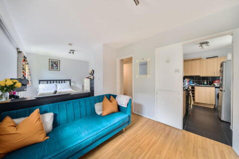Studio flat for sale