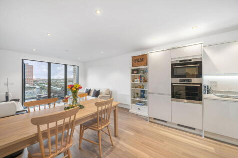London SW18 2 bed apartment for sale